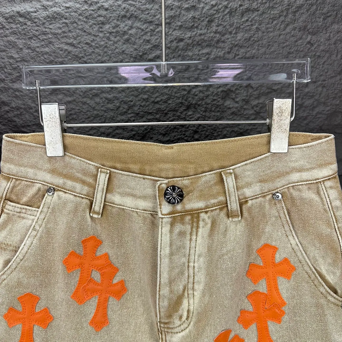 P240 GALLERY DEPT. & Croixin co-branded 2025 new limited edition spliced ​​splash-ink hand-painted orange cross patchwork couple style washed loose denim shorts 🔥High version🔥High version🔥 Original customized denim fabric, the same raw material denim fabric as the Internet celebrity star, full body splicing loose version, splash-ink hand-painted craftsmanship with multiple orange cross embroidery patchwork style designs, very high-end and stylish! The fabric feels very comfortable and these denim shorts are super versatile and look great! ! Complete three standards, same style for men and women 👫A must-have item for everyone Color: black, khaki Size: 28, 30, 32, 34, 36 (five sizes)